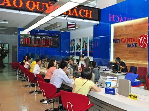 Nhân viên Ngân hàng Bản Việt đang tiếp xúc khách hàng (Ảnh có tính minh họa)