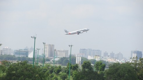 Do nằm giáp ranh sân bay Tân Sơn Nhất nên khi đóng góp ý kiến nên mở rộng sân bay Tân Sơn Nhất hay tđầu tư mới sân bay Long Thành, có nhiều ý kiến của các nhà khoa học, chuyên gia cho rằng nên bỏ sân golf để mở rộng sân bay (Ảnh: T.Q)