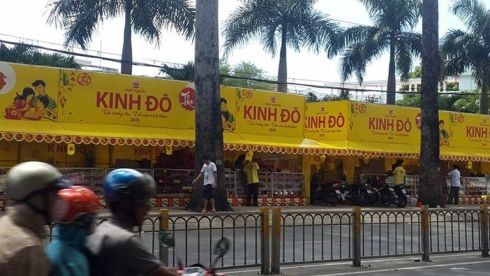 Một gian hàng bánh trung thu Kinh Đô trên đường Nguyễn Tri Phương, Q.5 (ảnh: T.Q)