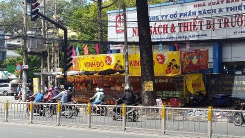 Cảnh tượng ghi được giao lộ Nguyễn Tri Phương - Hùng Vương cũng bị bánh trung thu lấn chiếm vỉa hè (ảnh: T.Q)