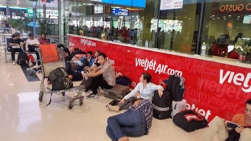 Kẻ ngồi, người nằm tại ga quốc nội càng làm cho sân bay Tân Sơn Nhất thêm &apos;mất điểm&apos; (ảnh: P.L)
