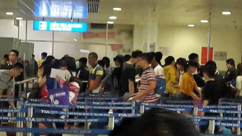 Quầy kiểm soát an ninh sân bay tại ga quốc nội đi cũng bị quá tải vì đông khách (ảnh: P.L)