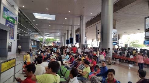 Ga quốc tế đến của sân bay Tân Sơn Nhất đông nghẹt người thân đến đón khách về quê ăn tết (ảnh: P.L)