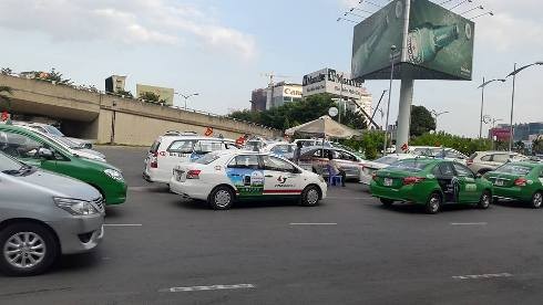 Hàng trăm xe taxi xếp hàng, sẵn sàng phục vụ khách ở ga quốc nội (ảnh: P.L)