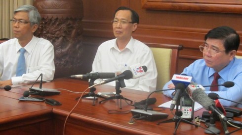 Chủ tịch UBND TP.HCM Nguyễn Thành Phong (áo xanh) trong một lần chủ trì họp báo (ảnh: P.L)