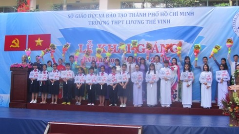 Lễ đón học sinh lớp 6 và lớp 10 mới vào trường rất trang trọng, ấm cúng (ảnh: P.L)