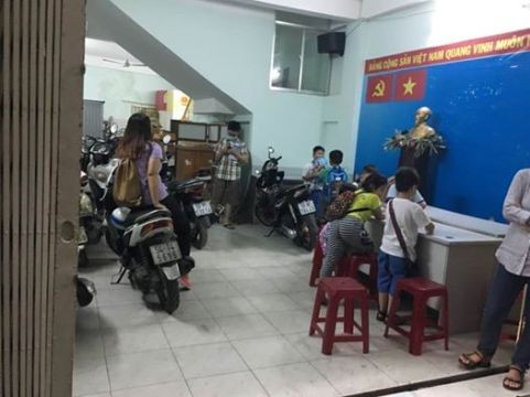 Nếu học sinh nào chưa có người đón sẽ được ngồi chờ bên trong trung tâm, giáo viên quản lý (ảnh: P.L)