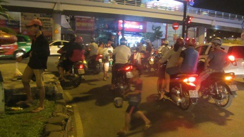 Vòng xoay Cộng Hòa, quận Tân Bình có cả ăn xin là trẻ em đứng xin tiền khách dừng xe đèn đỏ (Ảnh: P.L)