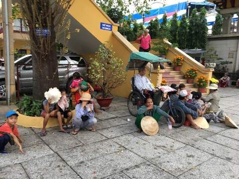 Người ăn xin ngồi dọc theo lối đi lên chánh điện chùa Xá Lợi (ảnh: P.L)
