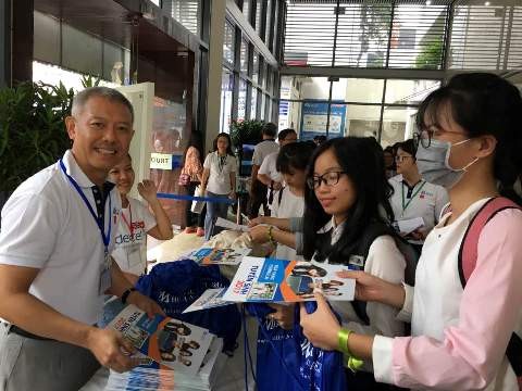 Hiệu phó điều hành trường - thầy Trương Nguyện Thành trao quà cho học sinh tham gia ngày hội (ảnh: P.L)