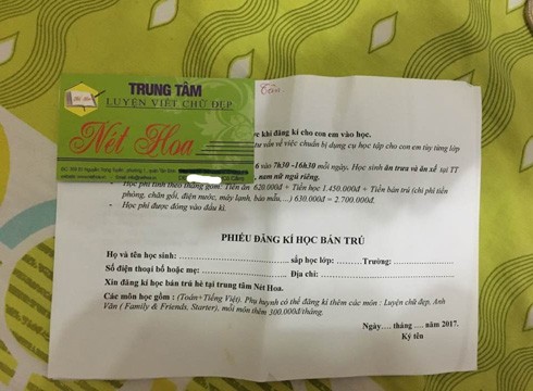 Tờ rơi quảng cáo nội dung bán trú và danh thiếp của Trung tâm Nét Hoa (ảnh: P.L)