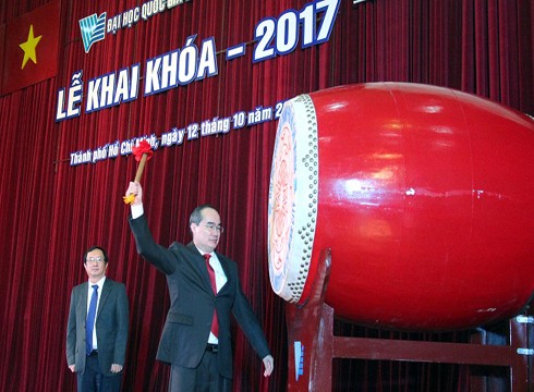 Bí thư Nguyễn Thiện Nhân đánh trống khai khóa 2017 tại Đại học Quốc gia thành phố (Ảnh: VNUHCM)