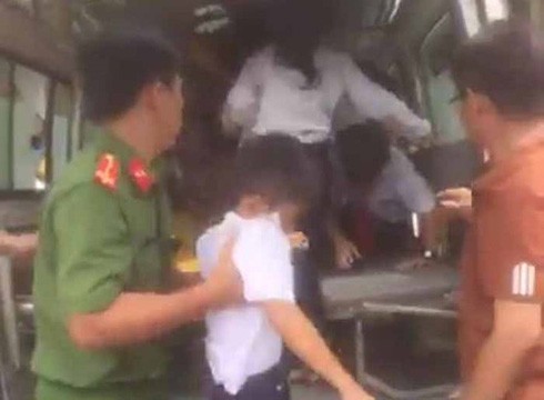 Hàng trăm học sinh tiểu học phải vào viện thăm khám sau khi uống sữa miễn phí (ảnh từ video clip)