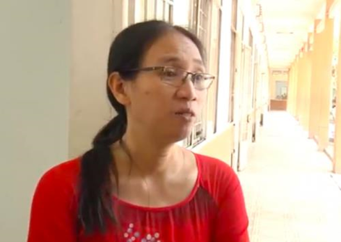 Cô Trần Thị Minh Châu vừa bị chuyển xuống làm nhân viên văn phòng (Ảnh từ video clip)