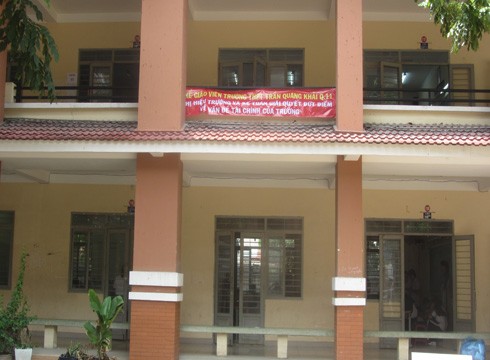 Băng rôn được treo công khai bên trong Trường Trần Quang Khải, quận 11 (ảnh: P.L)