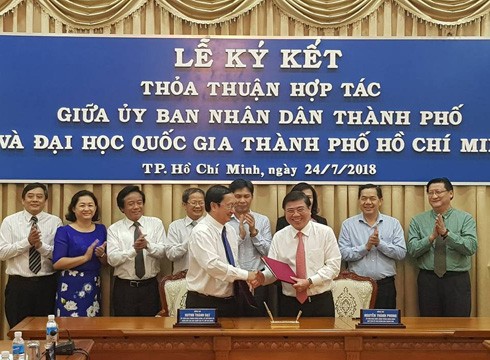 Ông Nguyễn Thành Phong (phải) ký thỏa thuận hợp tác với Đại học Quốc gia Thành phố Hồ Chí Minh (ảnh: P.L)