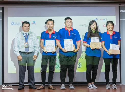 Thạc sĩ Nguyễn Trọng Duy - Phó Hiệu trưởng Trường Đại học Hoa Sen trao quà cho cá nhân xuất sắc (ảnh: HSU)