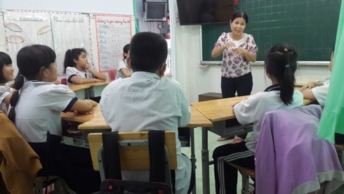 Cô Nguyễn Thị Thanh Trúc trong một tiết lên lớp dạy cho trẻ câm điếc (ảnh: CTV)