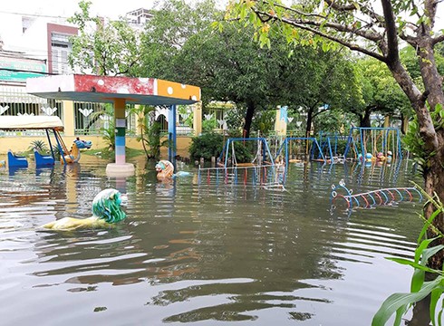 Đồ chơi mà trường để ngoài sân cũng ngập chìm trong biển nước (ảnh: P.L)