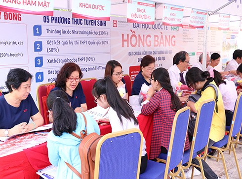 Gian hàng tư vấn của Trường Đại học Quốc tế Hồng Bàng luôn thu hút đông học sinh, phụ huynh (ảnh: HIU)