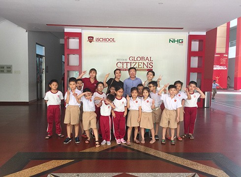 Diễn viên Mai Phương và Mc Ốc Thanh Vân tại Trường iSchool Nam Sài Gòn (ảnh: iSchool)