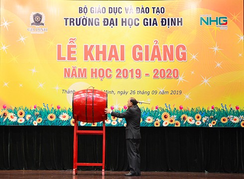 Tiến sĩ Hà Hữu Phúc, Hiệu trưởng đánh trống khai giảng năm học mới của trường (ảnh: GDU)