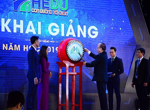 Phó Giáo sư Trần Văn Thiện, Hiệu trưởng Trường Đại học Văn Hiến đánh trống khai giảng năm học mới (ảnh: VHU)