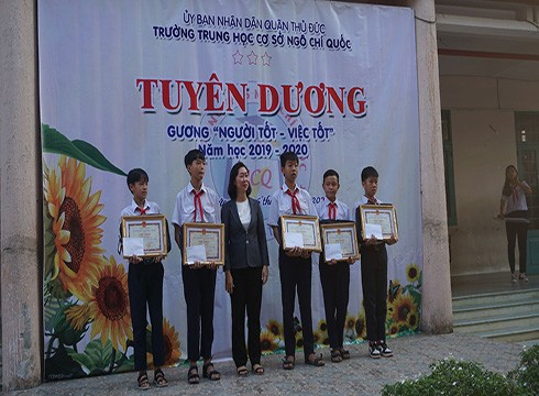 Khen thưởng nhóm học sinh Trường Ngô Chí Quốc trả lại tiền cho người bị mất (ảnh: CTV)