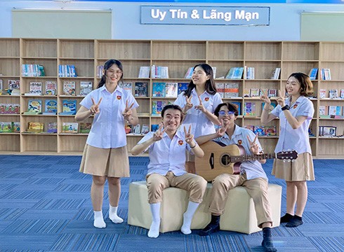 Đoạn rap &quot;chất lừ&quot; của Mon Hoàng Anh (thứ hai, trái sang) mang lại hơi thở mới mẻ cho ca khúc (Ảnh: NHG)