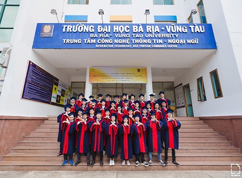 Sinh viên ngành Công nghệ thông tin chụp hình kỷ yếu tốt nghiệp (ảnh: BVU)
