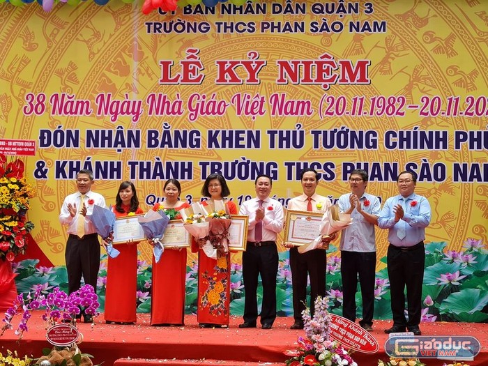 Lãnh đạo nhà trường đón nhận bằng khen của Thủ tướng Chính phủ (ảnh: P.L)