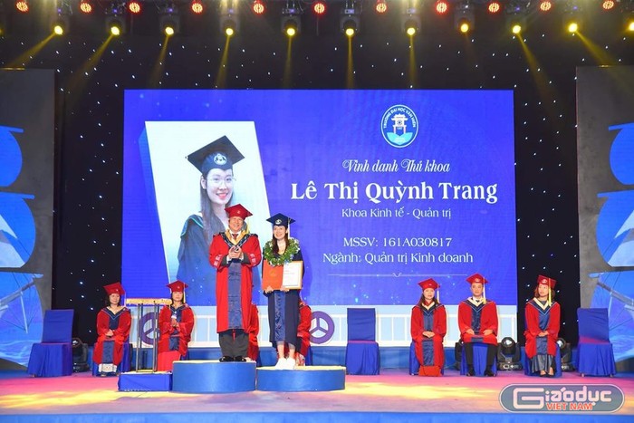 Hiệu trưởng trao bằng tốt nghiệp cho thủ khoa đầu ra của trường Đại học Văn Hiến (ảnh: CTV)