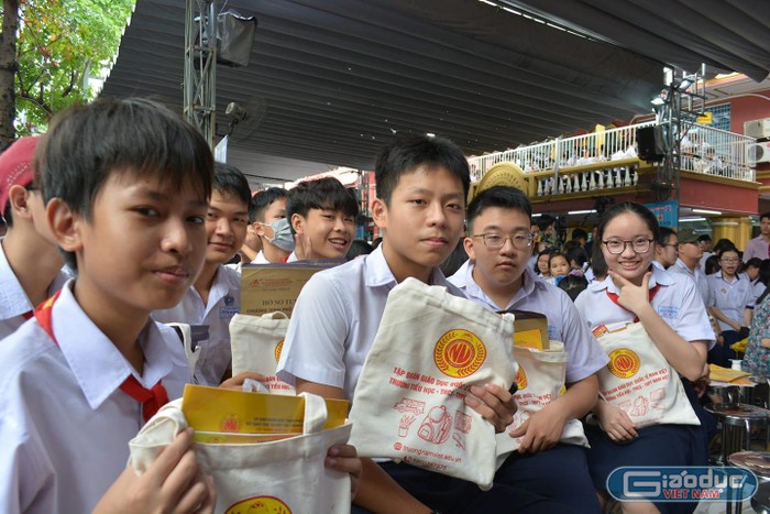 Học sinh lớp 9 hứng thú với các thông tin liên quan đến các trường trung học phổ thông (Ảnh: P.L)