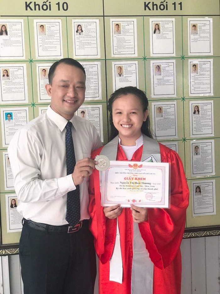 Thầy Phạm Phương Bình trong một lần trao thưởng cho học sinh (ảnh: NVCC)