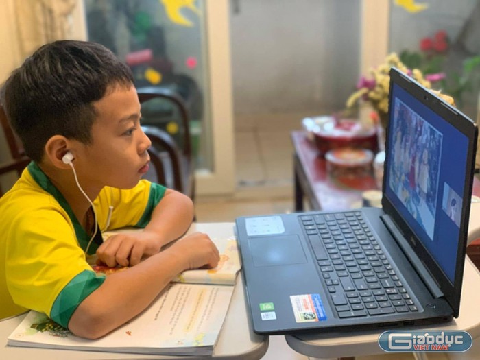Học sinh tiểu học Thành phố Hồ Chí Minh học qua internet năm 2020 (ảnh minh họa: P.N)
