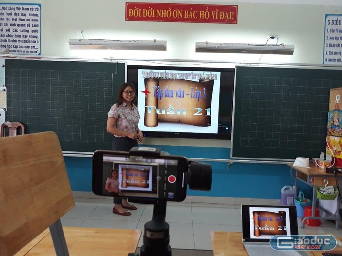 Giáo viên Trường tiểu học Nguyễn Thái Bình ghi hình bài dạy qua internet năm học trước (ảnh minh họa: NTCC)