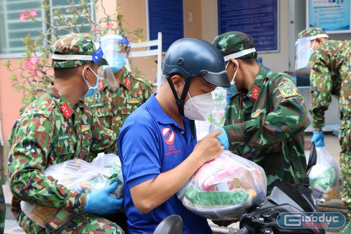 Quân đội đi chợ giúp dân trong đợt giãn cách nghiêm ngặt lần này (ảnh: P.L)