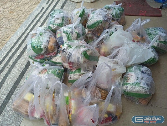 Những túi thực phẩm thiết yếu lực lượng quân đội mua giúp dân trong đợt giãn cách (Ảnh: P.L)