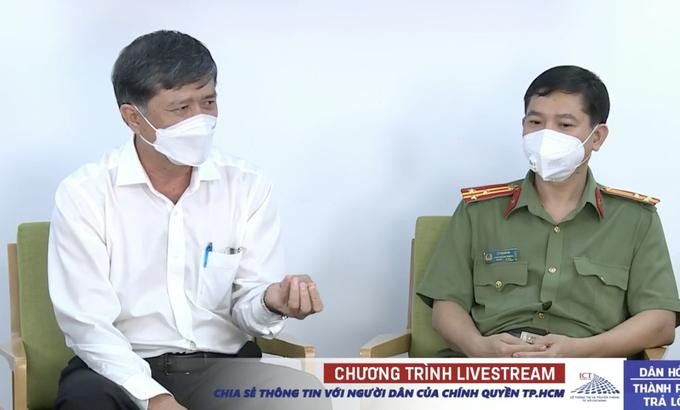 Ông Nguyễn Văn Hiếu (trái) trong chương trình &quot;Dân hỏi - Thành phố trả lời&quot; tối 30/8 (ảnh: TTBC)