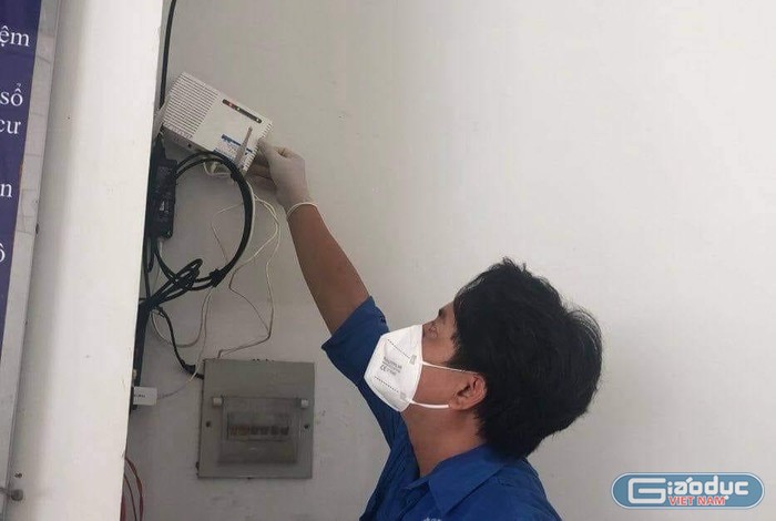 Ông Bùi Trường Giang kiểm tra lại hệ thống wifi của lớp học, sẵn sàng phục vụ học sinh (ảnh: P.L)