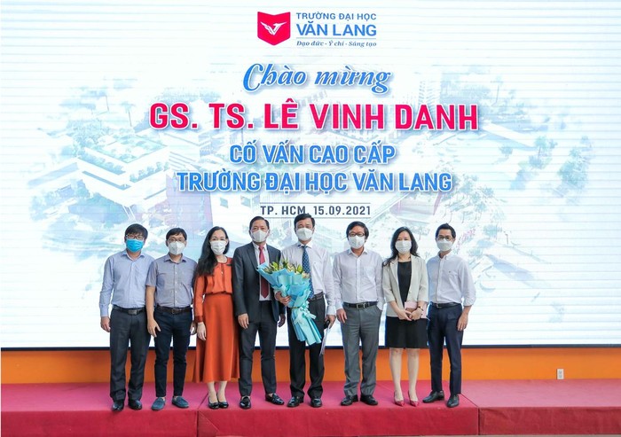 Giáo sư Lê Vinh Danh (cầm hoa) trong ngày nhận quyết định bổ nhiệm (ảnh: NTCC)