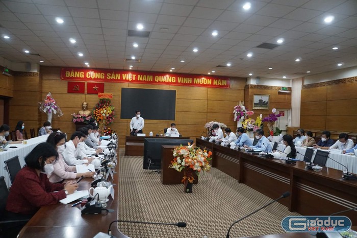 Toàn cảnh buổi làm việc giữa lãnh đạo Thành phố Hồ Chí Minh và Sở Giáo dục sáng ngày 19/11 (ảnh: P.L)