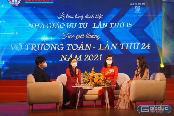 Các thầy cô đạt giải thưởng chia sẻ, giao lưu tại buổi lễ (ảnh: CTV)