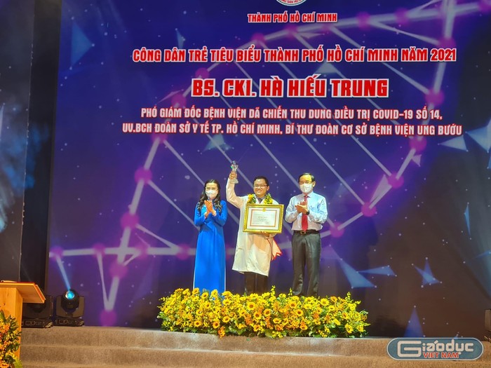 Bí thư Thành ủy TPHCM - ông Nguyễn Văn Nên trao bằng khen tuyên dương bác sĩ Hà Hiếu Trung (ảnh: P.L)