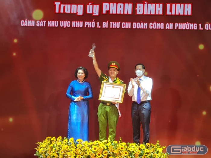 Chủ tịch Ủy ban nhân dân Thành phố Hồ Chí Minh - ông Phan Văn Mãi trao bằng khen cho trung úy Phan Đình Linh (ảnh: P.L)