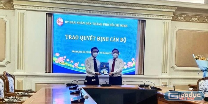 Ông Nguyễn Bảo Quốc (trái) được trao quyết định bổ nhiệm Phó Giám đốc Sở Giáo dục TPHCM (ảnh: CTV)