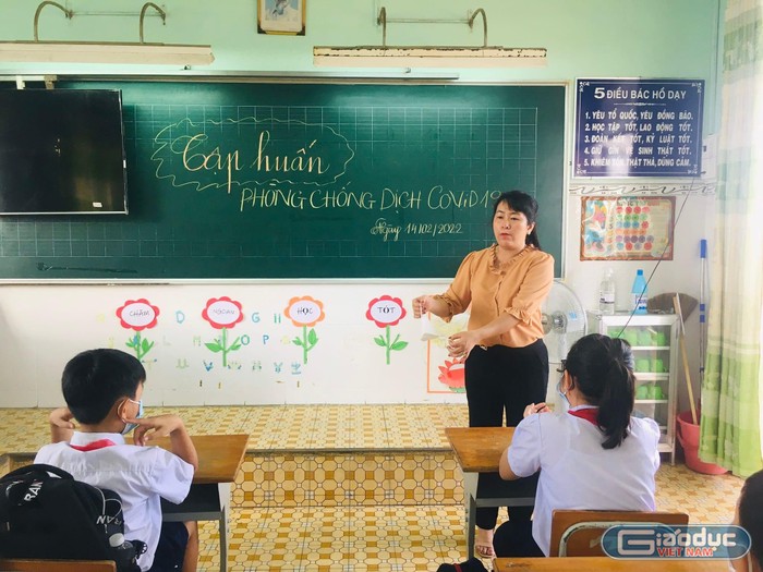 Học sinh tiểu học Nguyễn Trung Ngạn được giáo viên hướng dẫn biện pháp phòng dịch (ảnh: NTCC)