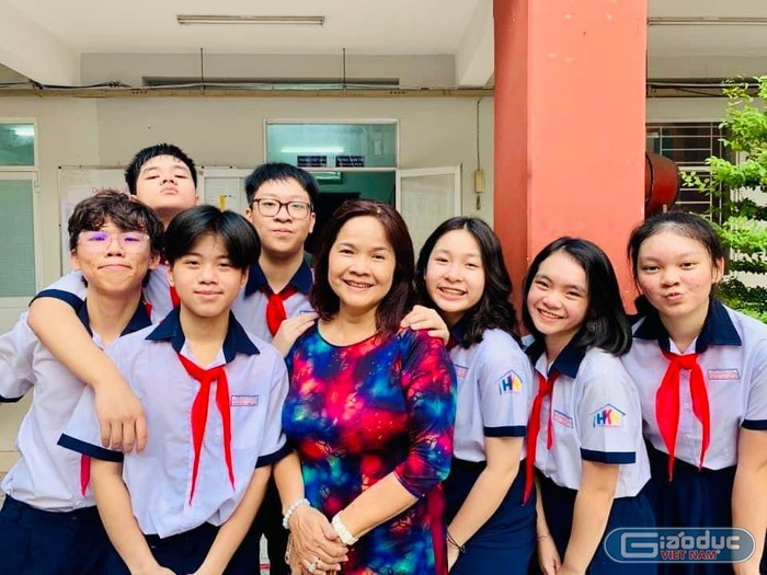 Cô Phùng Thị Ngọc Mai và các học sinh trường trung học cơ sở Huỳnh Khương Ninh (ảnh: NVCC)