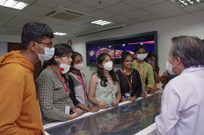 Sinh viên Ấn Độ trải nghiệm thực hành Giải phẫu 3D tại HIU (Ảnh: HIU)