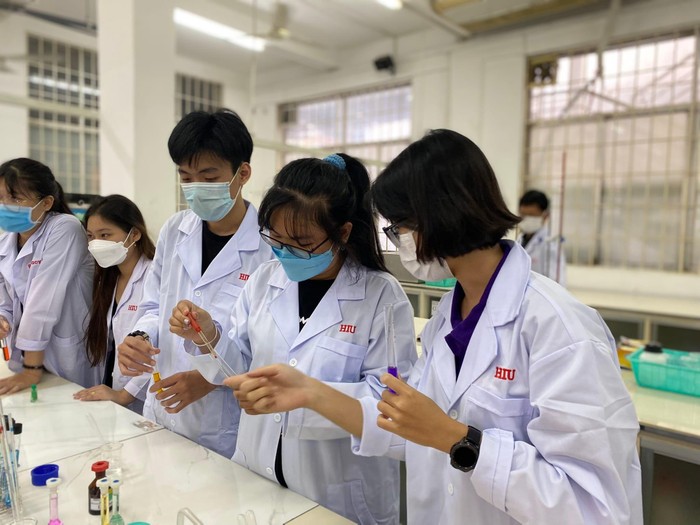 Học sinh được trải nghiệm các phản ứng hóa học tại phòng Lab của HIU (ảnh: HIU)